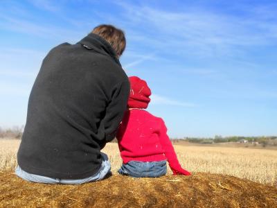 Očetu otroka je treba ob izpolnjevanju zakonskih pogojev omogočiti priznanje očetovstva