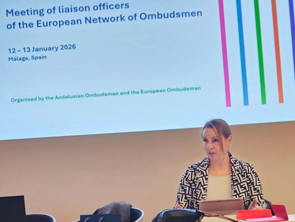 Namestnica Možina Zupanc med predstavitvijo. V ozadju je napis Srečanje kontaktnih oseb Evropske mreže ombudsmanov, 12. in 13. janjuar 2026 Malaga.