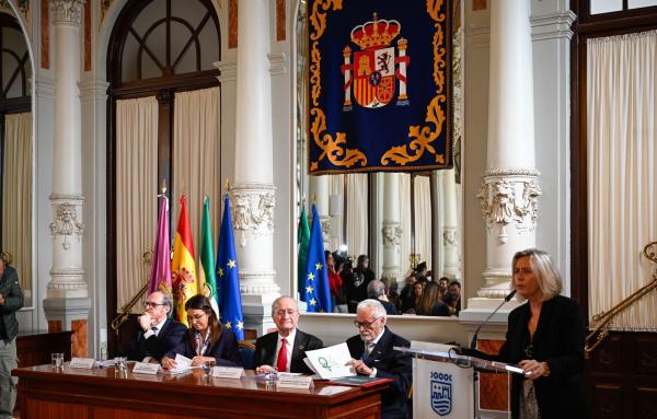 Uvodni govorci v svečani dvorani.