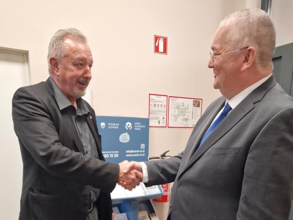 Župan Moravč in namestnik varuha se rokujeta