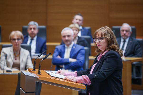 Nova varuhinja govori poslancem