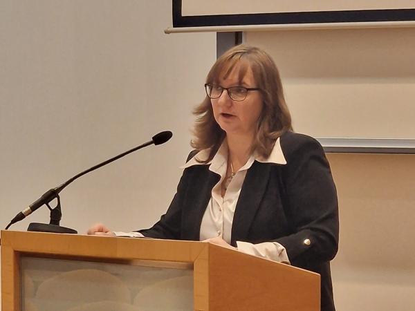 Varuhinja dr. Simona Drenik Bavdek med nagovorom udeležencem dogodka o odgovornosti podjetih