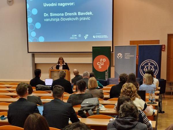 Varuhinja dr. Drenik Bavdek med nagovorom udeležencem