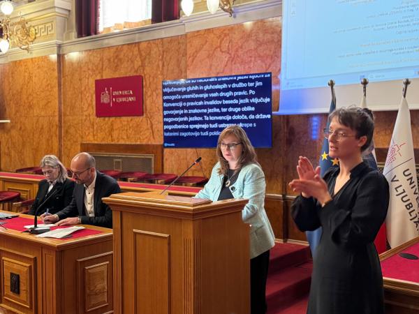 Varuhinja med nagovorom na posvetu o znakovnem jeziku ob drugem dnevu inkluzije