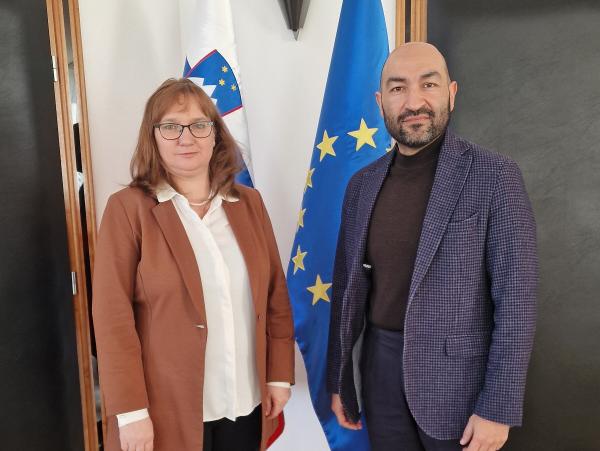 Varuhinja in predsednik Roma Foundation for Europe pred zastavami