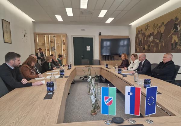 Varuhinja v Ribnici opozorila na pomen sodelovanja institucij za zagotavljanje človekovih pravic