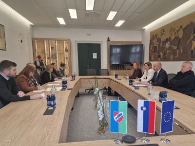 Varuhinja v Ribnici opozorila na pomen sodelovanja institucij za zagotavljanje človekovih pravic