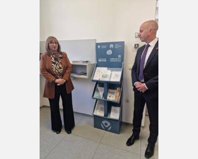 Dr. Simona Drenik Bavdek in župan Občine Ribnica Samo Pogorelec sta otvorila Varuhov kotiček.