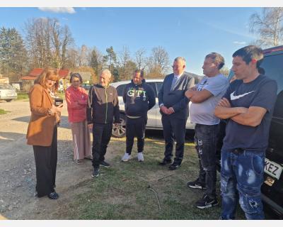 Varuhinja človekovih pravic med pogovorom s predstavniki naselja Goriča vas