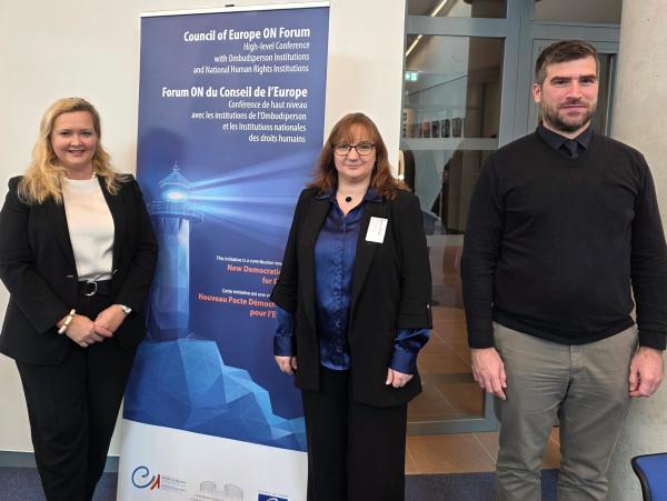 Ob robu konference se je varuhinja človekovih pravic dr. Simona Drenik Bavdek skupaj z namestnikom varuhinje Miho Horvatom sestala tudi s slovensko sodnico na ESČP dr. Vasilko Sancin (levo).