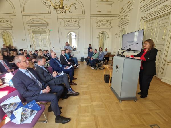 Varuhinja med nagovorom zbranim na dogodku o multimodalni dostopnosti