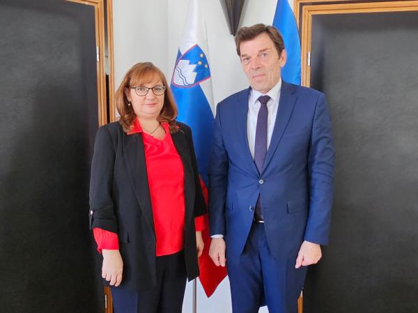 Varuhinja in minister pred zastavami