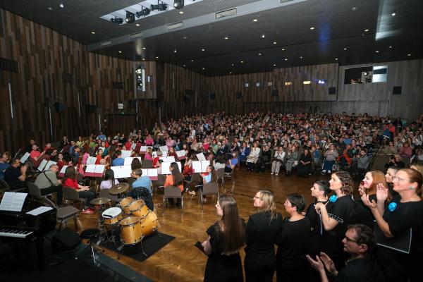 Prireditev Pisan kot metulj je do zadnjega kotička napolnila Kulturni dom Kr&scaron;ko. Foto: Foto Colarič