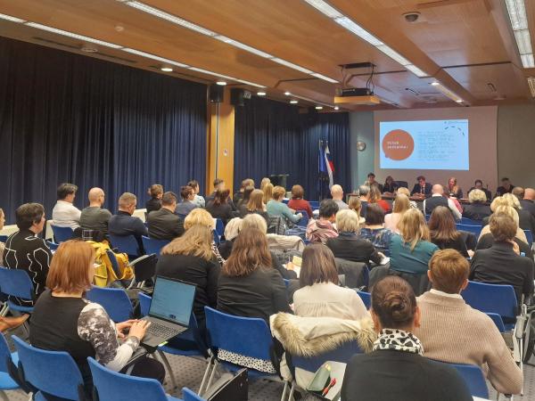 Udeleženci razprav o vključevanju romskih otrok v &scaron;ole