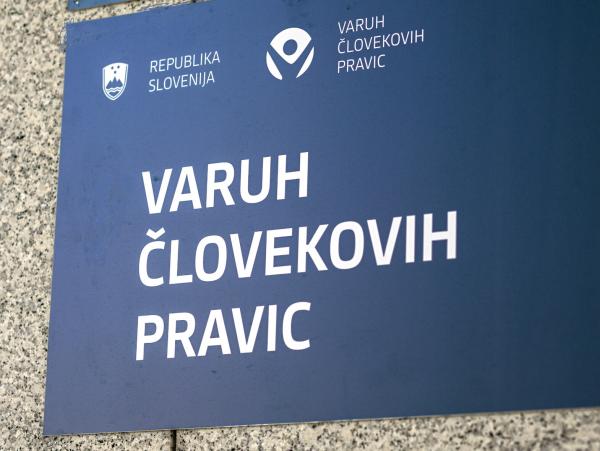 Tabla z napisom Varuh človekovih pravic