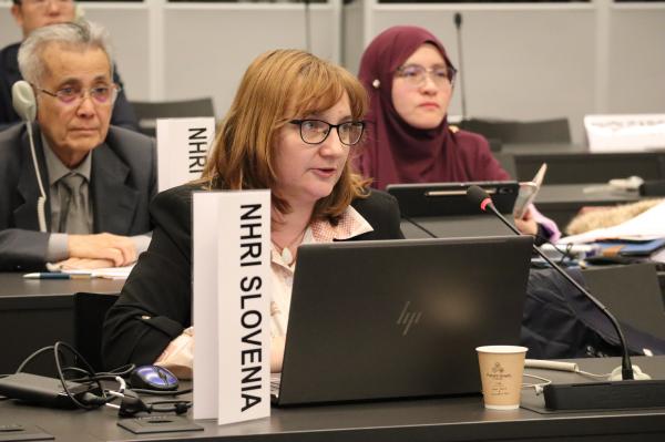 Varuhinja na seji GANHRI med razpravo