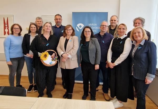 Udeleženci srečanja pri varuhinji.