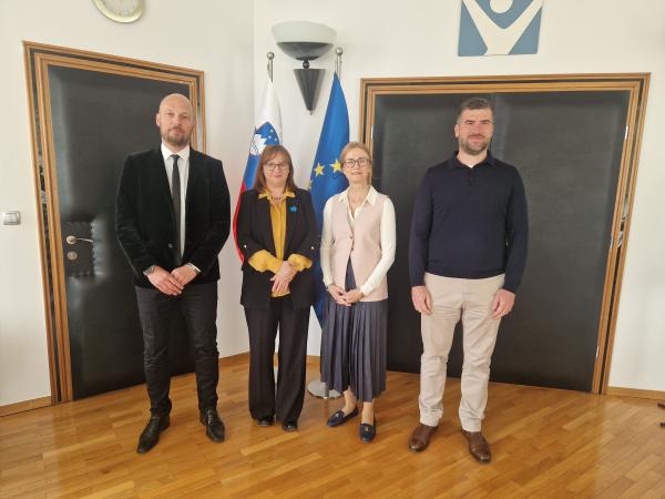 Člana Bene&scaron;ke komisije, varuhinja in namestnik