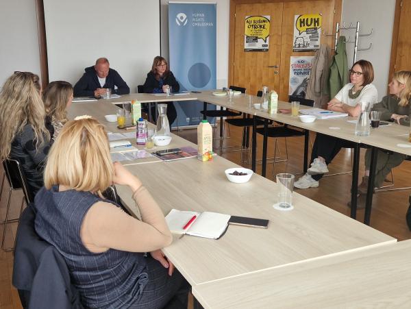 Varuhinja človekovih pravic dr. Simona Drenik Bavdek je nagovorila člane strokovnega sveta zagovorni&scaron;tva otrok.