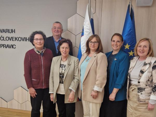 z leve: dr. Zdenka Čeba&scaron;ek Travnik, Ivan &Scaron;elih, &Scaron;tefanija L. Zlobec, dr. Simona Drenik Bavdek, dr. Dijana Možina Zupanc in dr. Kornelija Marzel