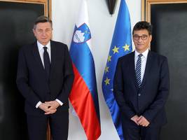 Predsednik republike Borut Pahor in varuh človekovih pravic Peter Ssvetina pred slovensko in evropsko zastavo