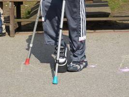 Na sliki vidne noge invalida in spodnja polovica bergel