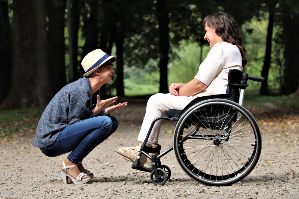 Fant čepi ob invalidnem dekletu