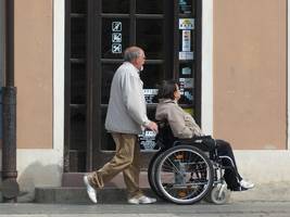 Osebni asistent invalidni ženski