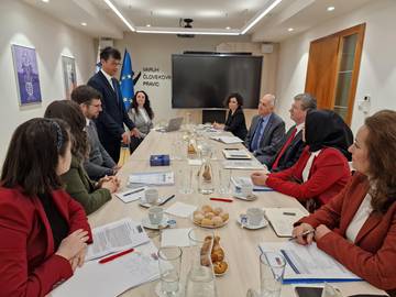 Varuh človekovih pravic Peter Svetina pozdravlja člane turške delegacije, ki je na študjskem obisku v Sloveniji