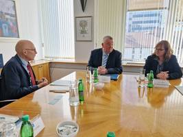 Udeleženci srečanja med pogovorom