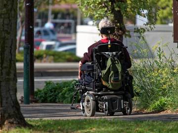 Invalid na invalidskem vozičku