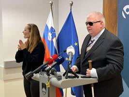 Matej Žnuderl, predsednik Zveze društev slepih in slabovidnih Slovenije, predstavlja izkušnje z nedostopnostjo centrov za socialno delo za slepe, zraven tolmačka za znakovni jezik tolmači