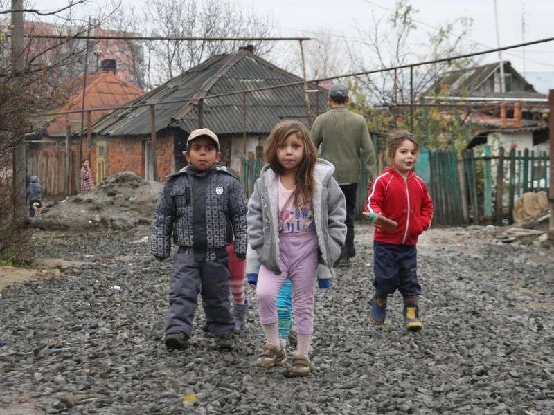 Otroci Romi v blatnem naselju