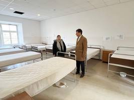 The ombudsman inspects the rooms in which the patients were placed