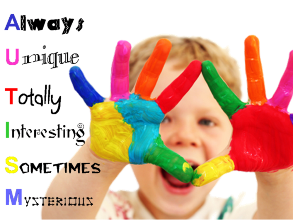 Otrok z barvnimi rokami in napis o avtizmu