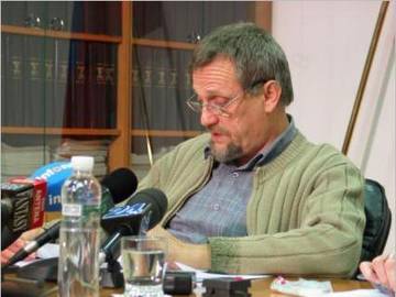 Matjaž Hanžek med novinarsko konferenco