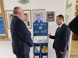 Deputy ombudsman Šelih presents the Guardian's corner to the mayor of Lendava