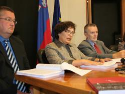 Z ekipo nanovinarski konferenci predstavlja letno poročilo