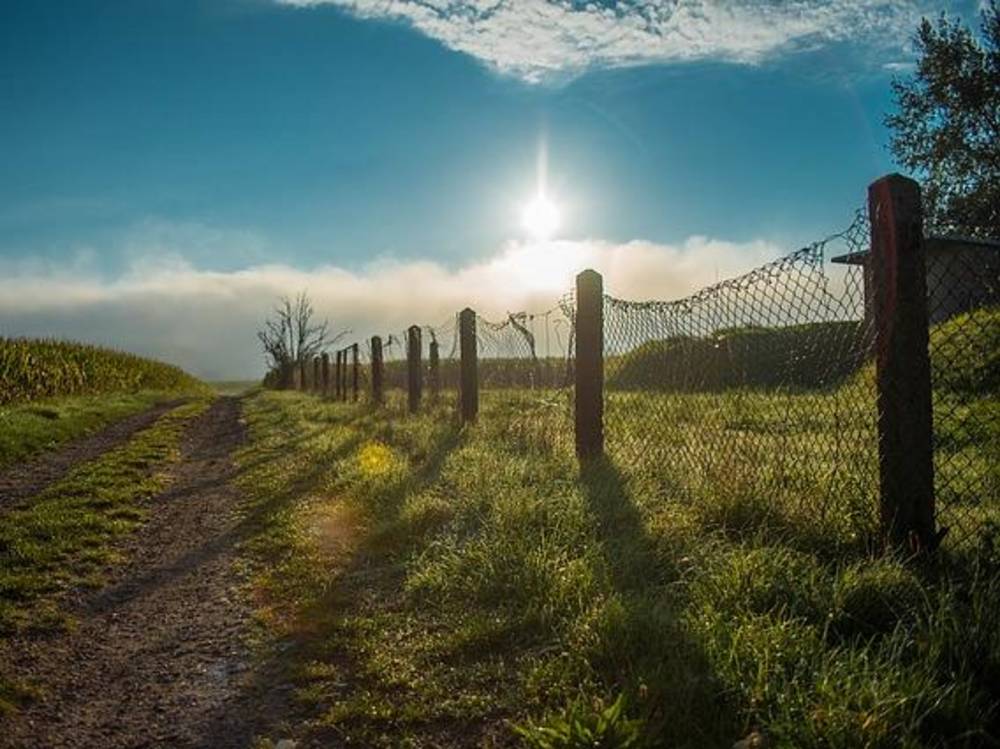 Mrežasta ograja v soncu predstavlja oviranje beguncev pri vstopu v državo