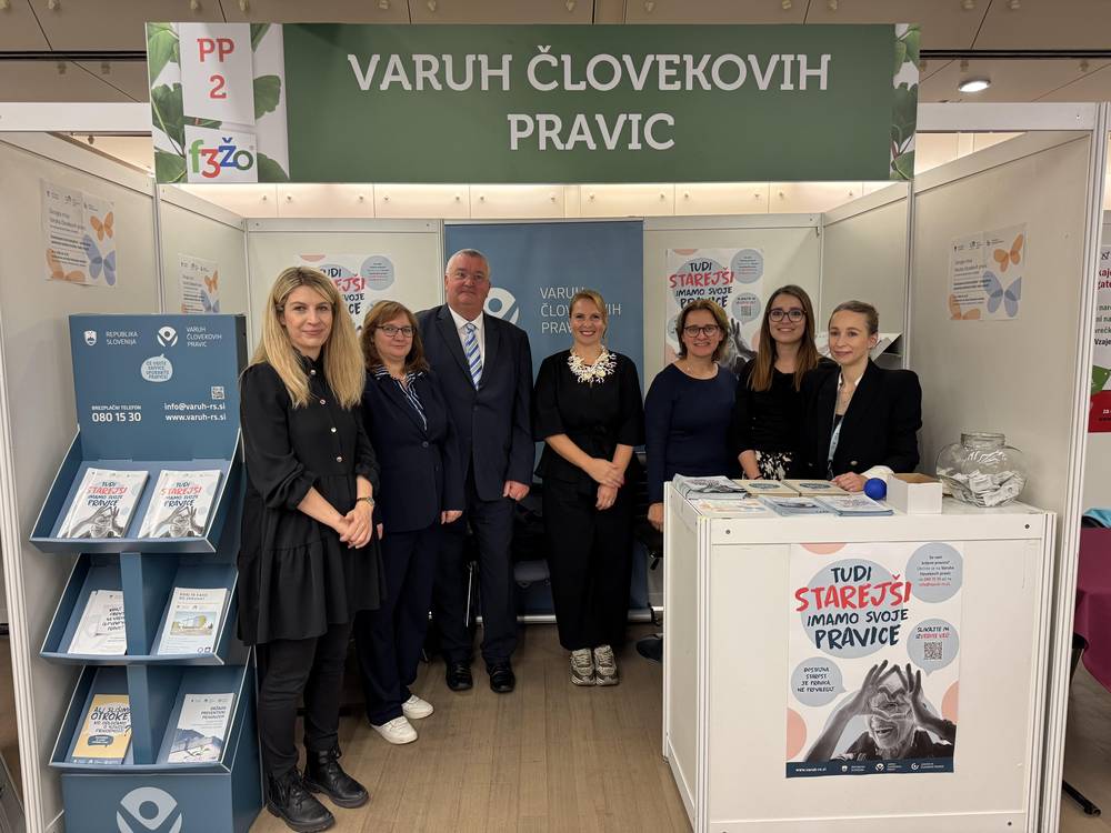 Sodelavci Varuha pred stojnico na Festivalu za tretje življenjsko obdobje