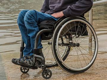 Moški na invalidskem vozičku