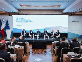 [Translate to English:] Pogled iz publike na udeležence okrogle mize