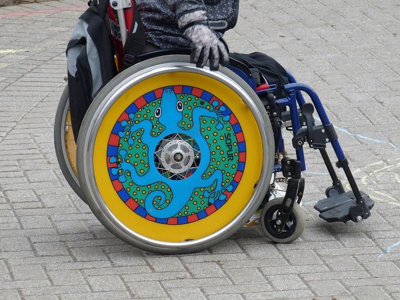 Barvito kolo invalidskega vozička