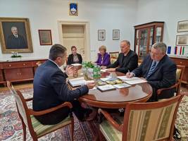 Colleagues of the Ombudsman are talking to the mayor of Lendava