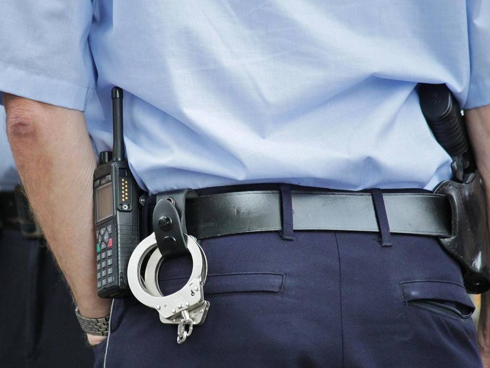 Lisice, voki-toki in pištola za pasom policista