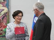 Zdenka Čebašek Travnik predaja poročilo predsedniku DZ-ja Pavlu Gantarju