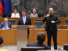 Human rights ombudsman in the National Assembly with a sign language interpreter