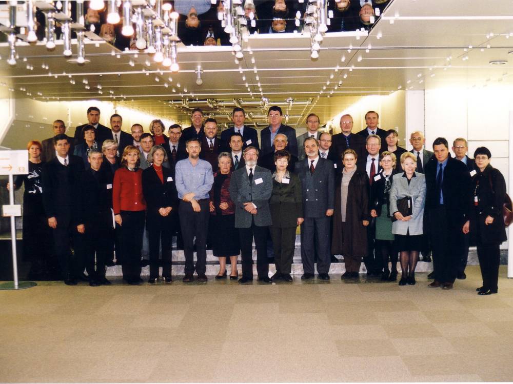 Slupinska slika vseh udeležencev srečanja IOI 2002