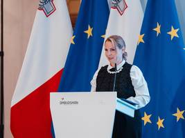 Varuh na slovesni podelitvi priznanj Muzeja norosti avtoricam in avtorjem nagrajenih diplomskih, magistrskih in doktorskih del  Varuh na slovesni podelitvi priznanj Muzeja norosti avtoricam in avtorjem nagrajenih diplomskih, magistrskih in doktorskih del