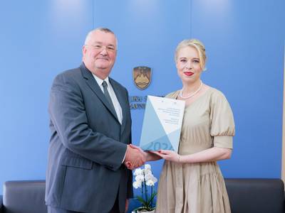 Predsednica državnega zbora mag. Urška Klakočar Zupančič in namestnik varuha Ivan Šelih ob predaji letnega poročila Varuha